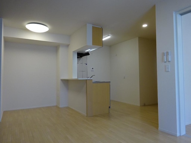 居室・リビング　同物件別号室のものです。