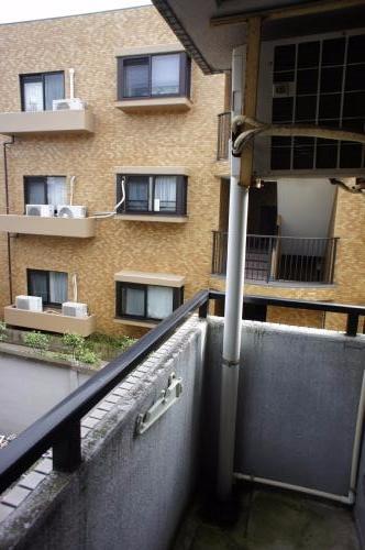 バルコニー　お布団も干せますね。