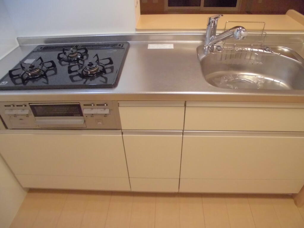 キッチン　システムキッチン3口ガスコンロ