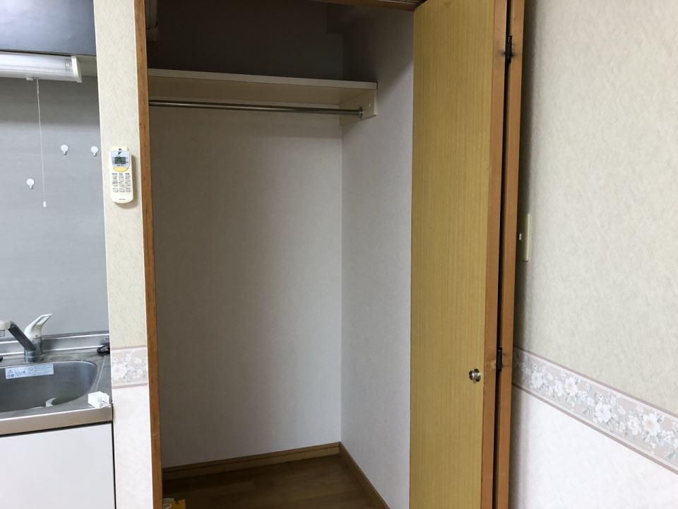 収納　ハンガーパイプ付の収納です