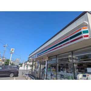 コンビニ　セブンイレブン（コンビニ）まで290m