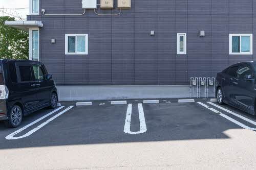 建物外観　※駐車場の一部写真です