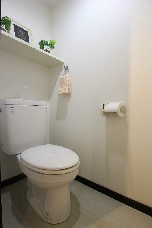 トイレ　棚も付いているので便利ですね。