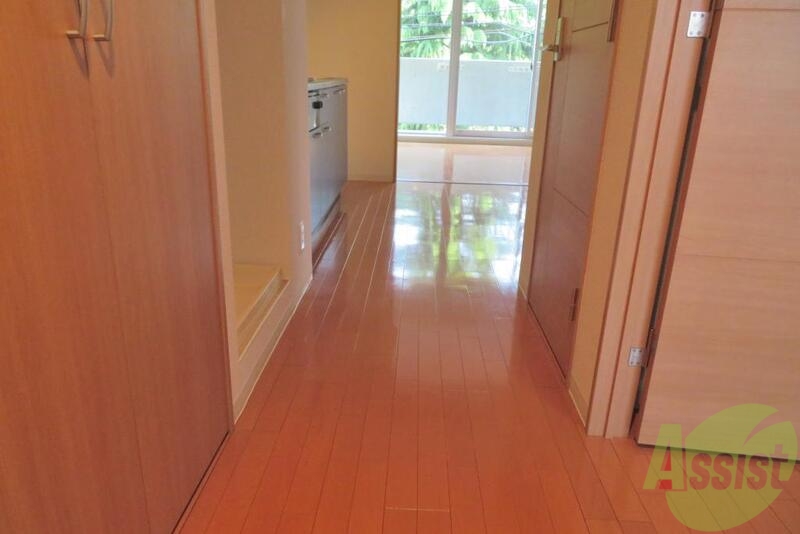 玄関　玄関からは廊下の広さが確認出来ます、