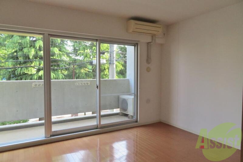 居室・リビング　お部屋のフローリングがピカピカしてます。