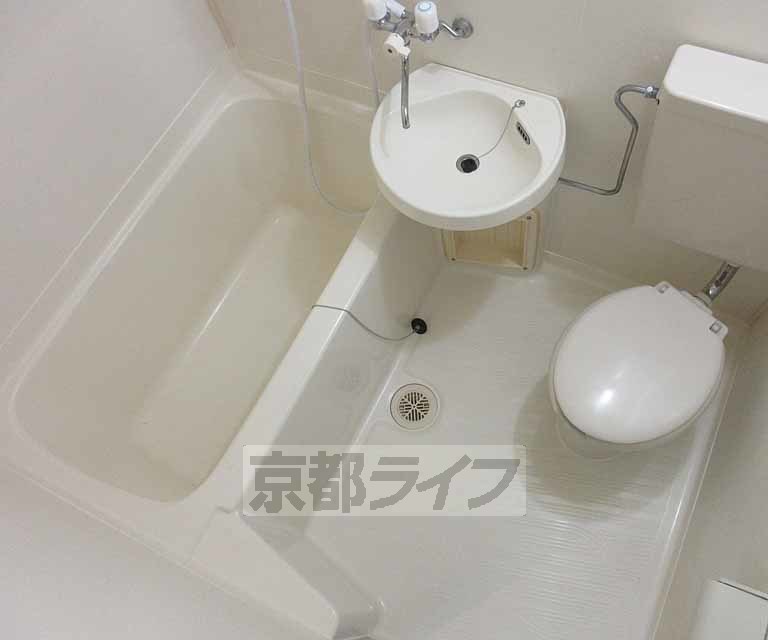 バス・シャワールーム　ユニットバスですが広めです・