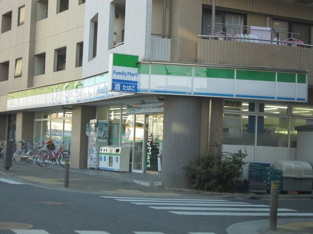 コンビニ　ファミリーマート（コンビニ）まで750m