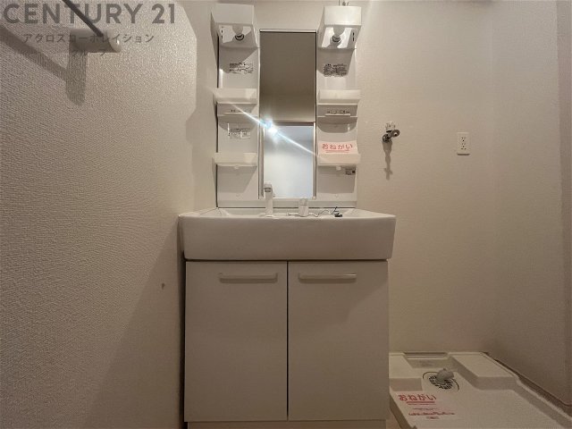 洗面設備　洗面所内に室内洗濯機置き場がついてます！