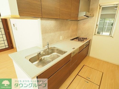 キッチン　換気窓と床下収納付きのキッチン