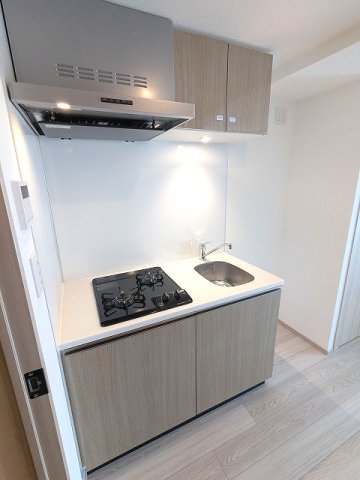 キッチン　ガス2口システムカウンターキッチン、瀟洒でお手入れ楽なガラス