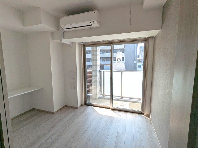 その他共有部分　インターネット無料 洋室にエアコンと棚付き、取り外し可能な室