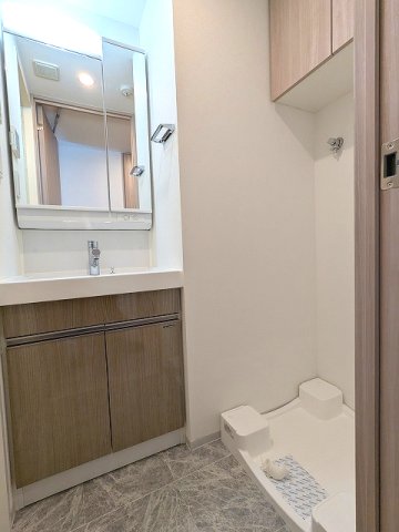 洗面設備　トイレと独立した洗面脱衣室、2面鏡付ハンドシャワー付洗面台、
