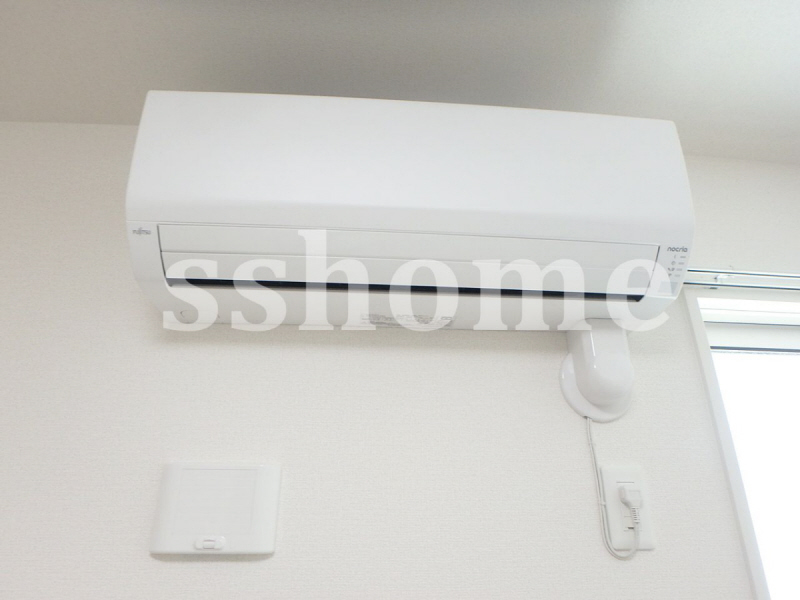 その他　エアコン２台付き（洋室・リビング）