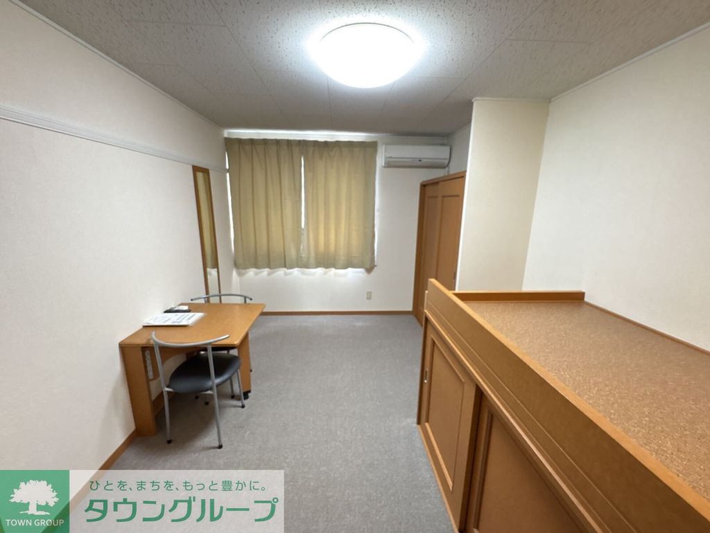 居室・リビング　1階はフローリング、2階はじゅうたんです。