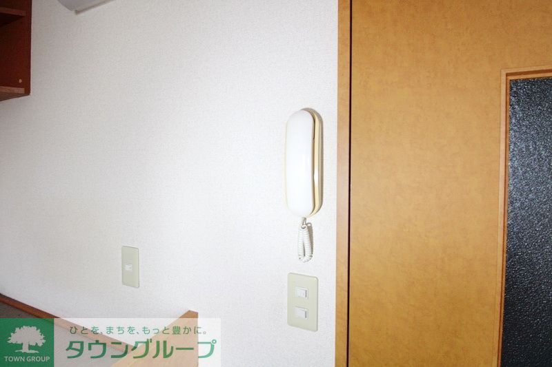 居室・リビング　1階はフローリング、2階はじゅうたんです。