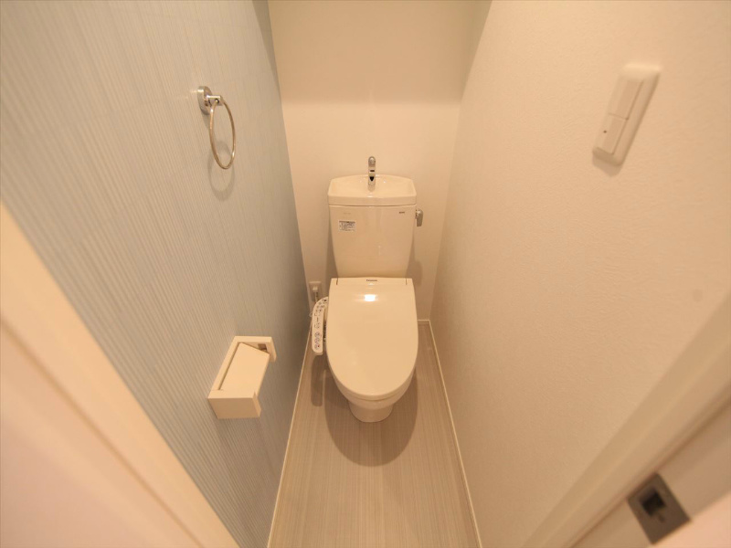 トイレ　温水洗浄暖房便座付トイレ　同型写真