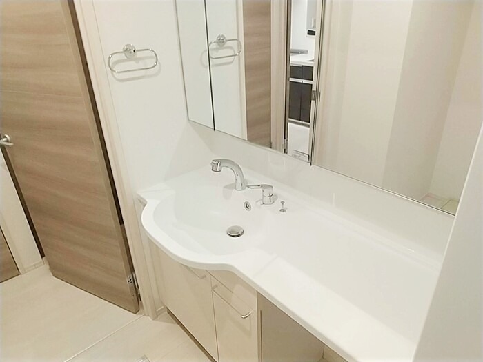 洗面設備　シャワー付き洗面台です。