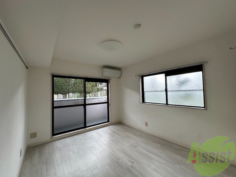 居室・リビング　１０．５帖の洋室です。広々として、きれいですね。