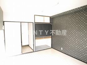 その他部屋・スペース　落ち着いた色調の寝室です