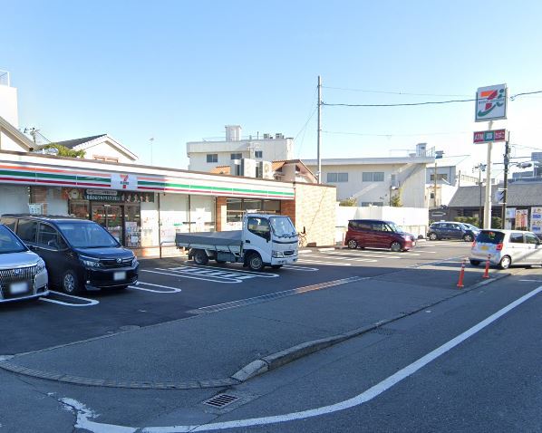 コンビニ　セブンイレブン（コンビニ）まで538m