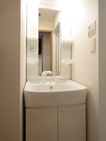 洗面設備　独立洗面化粧台が付いています