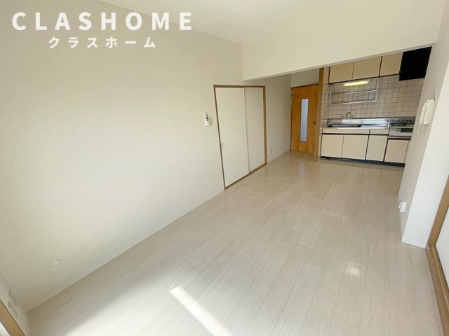 居室・リビング　同物件の別部屋になります。