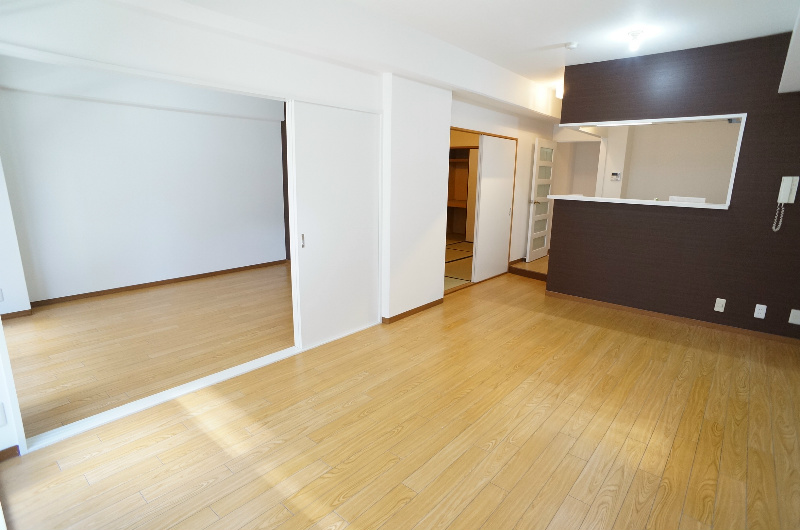 居室・リビング　※反転タイプ・別号室の写真です★（実際のお部屋とは異なります