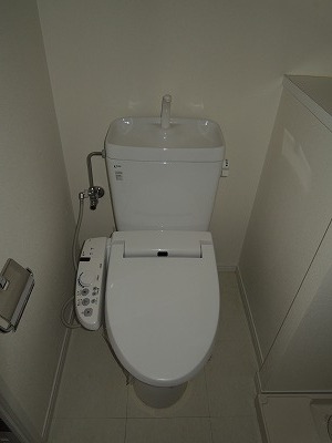 トイレ　温水洗浄便座付　別号室参考写真