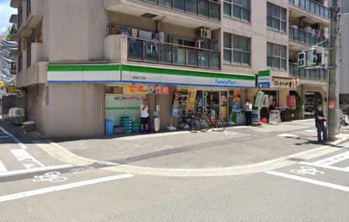 コンビニ　ファミリーマート 京町堀三丁目店（コンビニ）まで145m