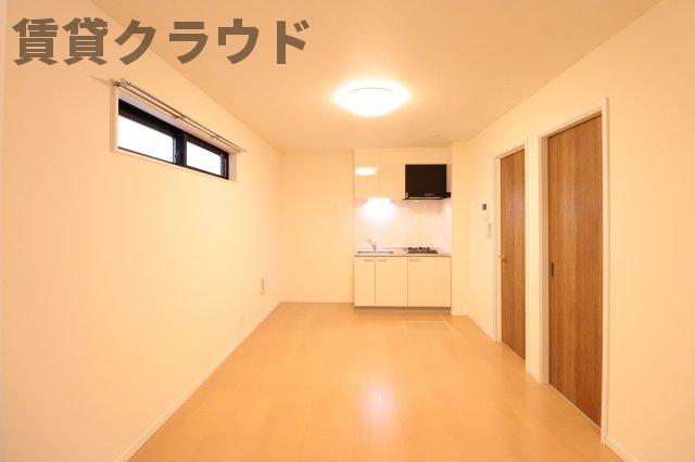 居室・リビング　高窓なので、プライバシーを守りつつ採光が取れますね♪