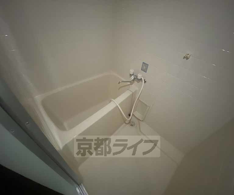 バス・シャワールーム　ゆったり入れる深さ