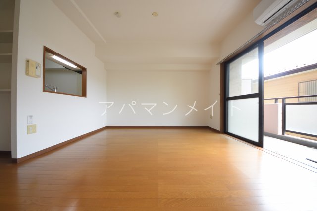 居室・リビング　こちらのリビングで趣味の時間をお楽しみください