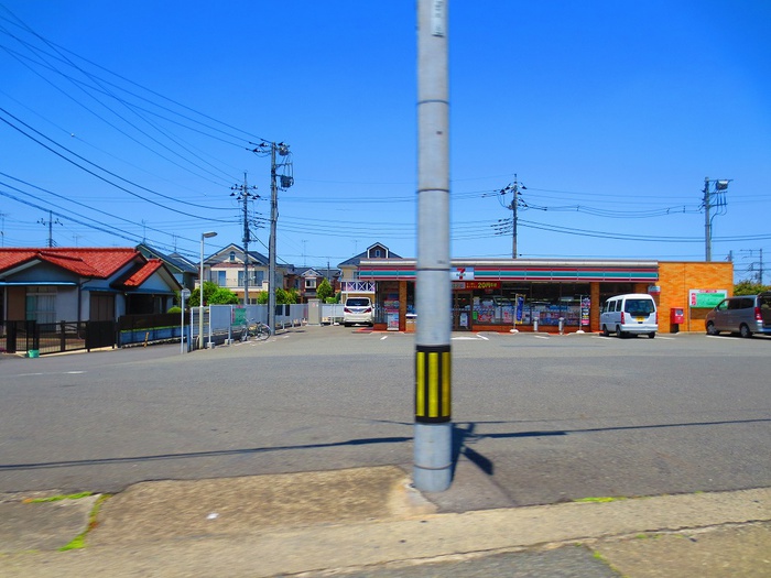 コンビニ　セブンイレブン（コンビニ）まで594m