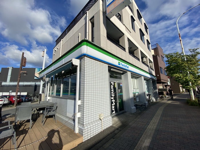 コンビニ　ファミリーマート（コンビニ）まで611m