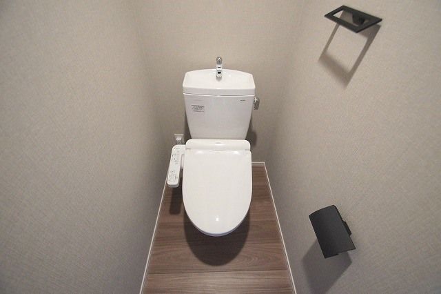 トイレ　落ち着いた色調のトイレです※別号室の写真です