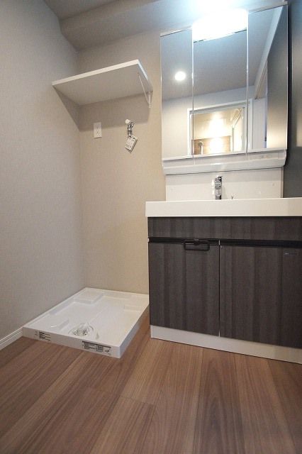 洗面設備　ゆったりとスペースのある洗面所※別号室の写真です