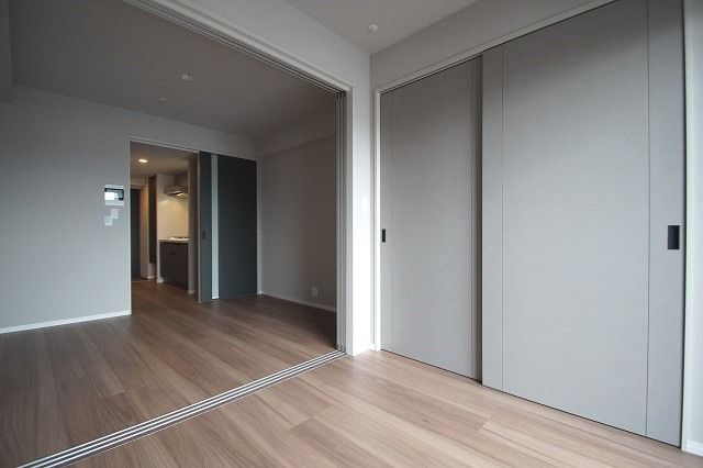 その他部屋・スペース　広くて明るい寝室※別号室の写真です