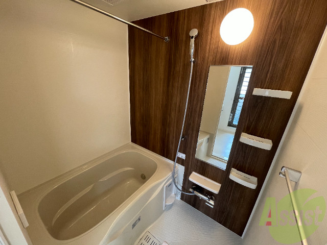 バス・シャワールーム　浴槽も広く、棚もありストレス無く使用出来そうですね。
