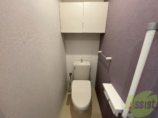 トイレ　収納棚つきの広いトイレは使い勝手が良さそうですね。