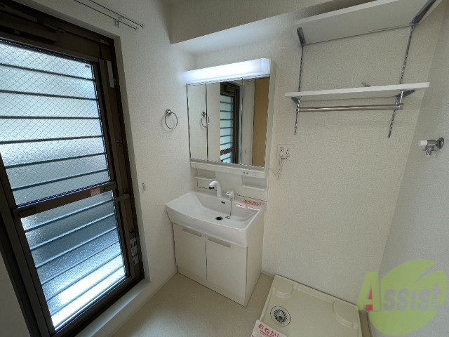 洗面設備　洗面化粧台も独立しており、洗面室の棚も利便性がありますね。