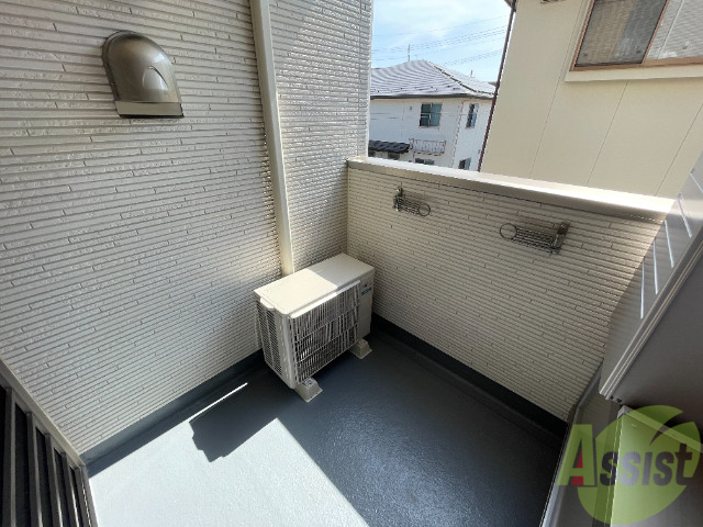 バルコニー　このバルコニースペースは洗濯物も問題なく干せそうですね。