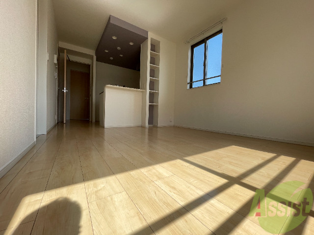 居室・リビング　陽当たりが良く、棚も有り過ごしやすそうですね。