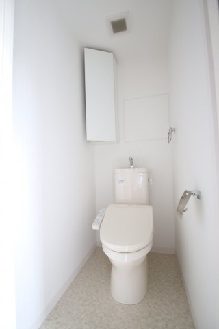 トイレ　同建築シリーズの内装写真となります。 ※参考イメージ