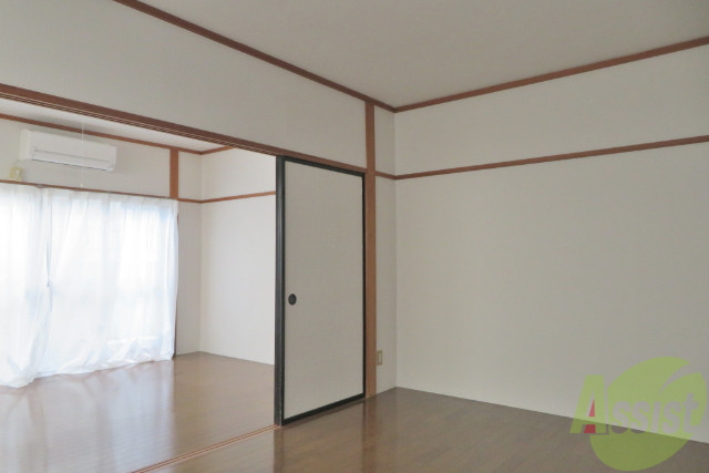 居室・リビング　開放的な印象のお部屋です。窓から差し込む光が暖かいです