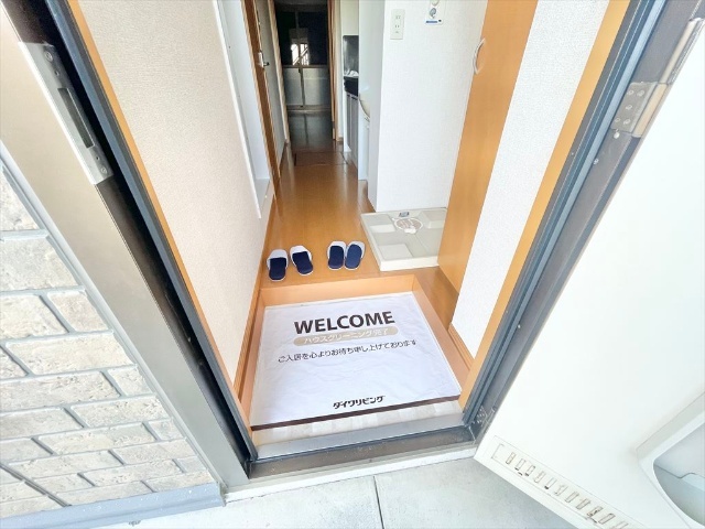 玄関　同一建物内１０３号室内装写真転載