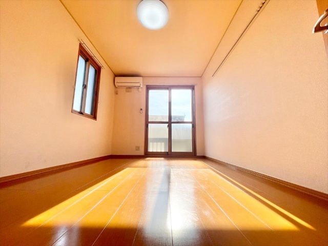 居室・リビング　同一建物内１０３号室内装写真転載