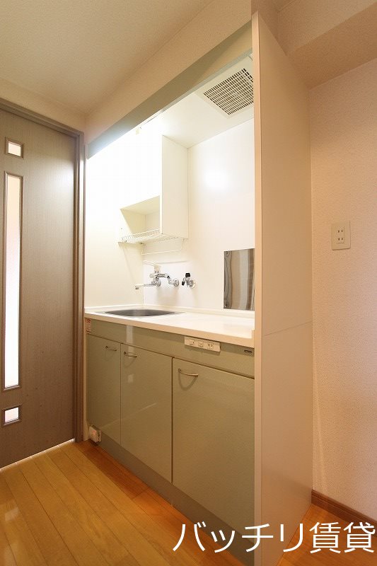 キッチン　別号室タイプの為、現状を優先致します。