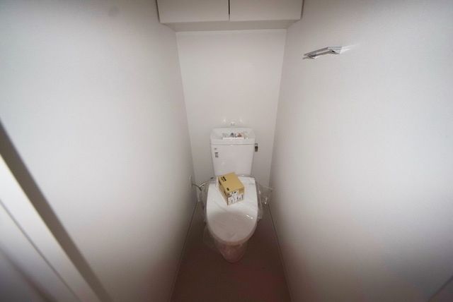 トイレ　★棚と洗浄便座が便利なお手洗い★