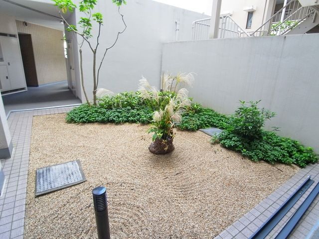 庭　♪エレベーターホール前は素敵な中庭付き♪