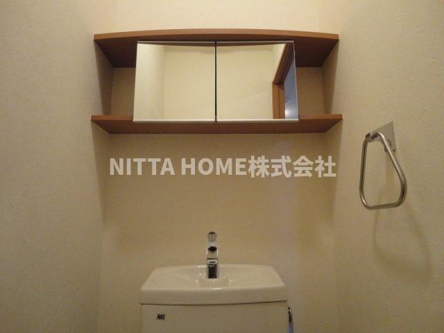 その他部屋・スペース　トイレットペーパーなどを保管できる収納が付いています＊